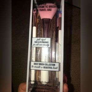 Brush set with travel bagq